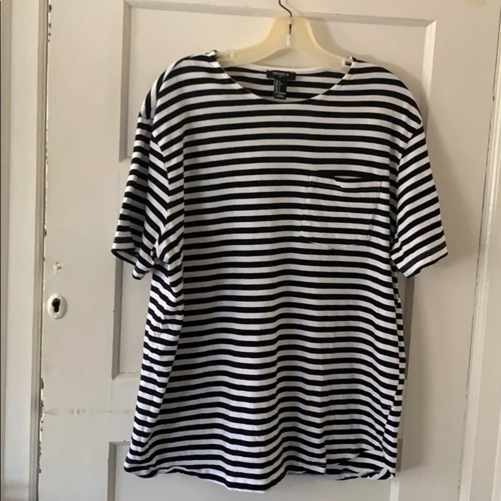 Men’s black an white stopped shirt large